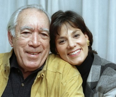 Grał już mniej, skupiając się na rodzinie i drugiej pasji - sztukach pięknych. Jego rzeźby i obrazy były pokazywane na całym świecie. Zmarł w wieku 86 lat, jego najmłodsze dzieci miały wtedy 8 i 5 lat, a najstarszy syn, gdyby żył - miałby 60. "Umarł Grek Zorba" - tak zaczynały się niemal wszystkie jego nekrologi.