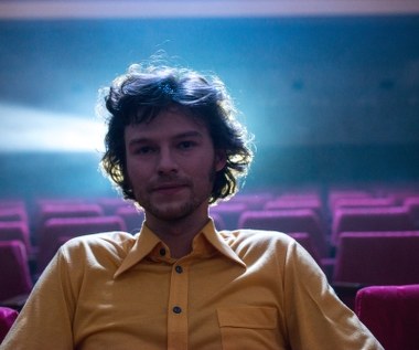 Grał na pozycji prawego pomocnika. Na boisku cechowała go niezwykła dynamika i bajeczna, brazylijska wręcz, technika. Jak na tamte czasy popisywał się niesamowitymi sztuczkami. Imponował doskonałym przeglądem pola. Zdobywał piękne bramki, w tym pamiętnego gola przeciw Anglikom w arcyważnym spotkaniu eliminacji do mundialu w 1974 roku. Kładł podwaliny pod największe sukcesy polskiej piłki w latach 70. i mówi się, że bez niego nie byłoby wielkiej drużyny Kazimierza Górskiego. Chociaż sam mógł zrobić gigantyczną, międzynarodową karierę, na jego drodze stanął niewyobrażalny pech. Przez matactwa ojca został skreślony z kardy Górskiego. Nie pojechał ani na pamiętne igrzyska olimpijskie w Monachium, ani na równie wiekopomne mistrzostwa świata w Niemczech.