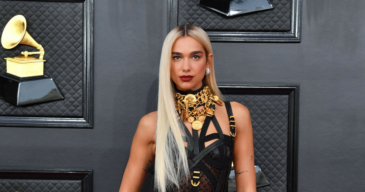 Grammy 2022: Dua Lipa w kreacji Versace i blond włosach. Efekt 