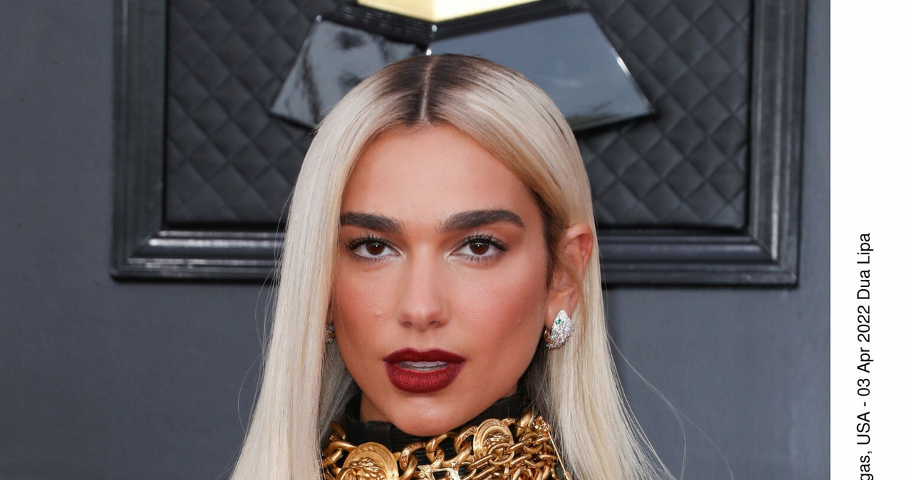 Grammy 2022: Dua Lipa w kreacji Versace i blond włosach. Efekt 