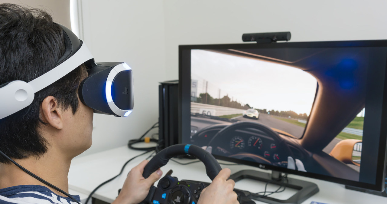 Gran Turismo Sport w VR plus specjalna kierownica - trudno o lepsze "wczucie się" w grę /123RF/PICSEL