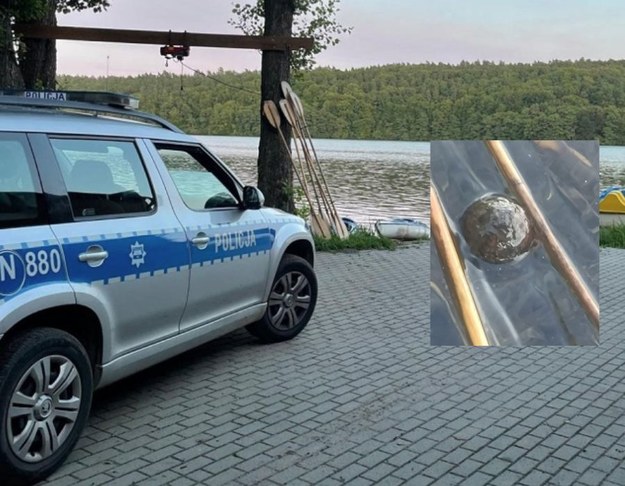Granat pływał w wodzie w pobliżu przystani żeglarskiej /KPP Lębork /Policja