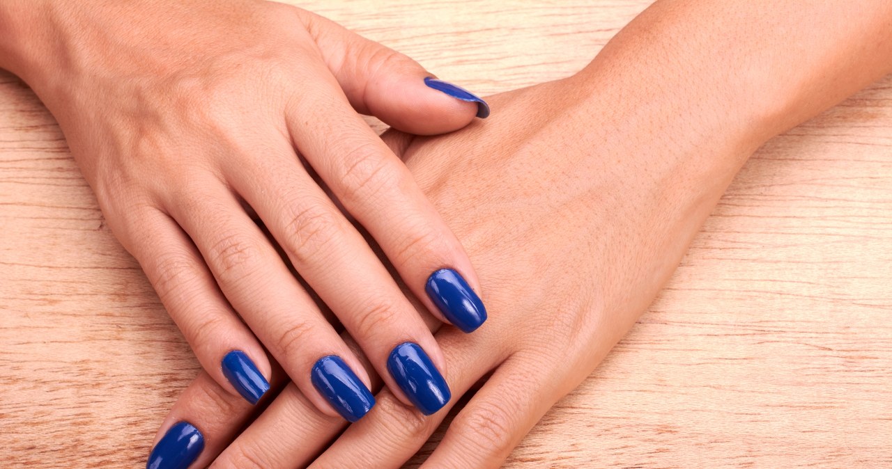 Granatowe paznokcie są hitem. Ten kolor zaskakuje i podbija świąteczne stylizacje /123RF/PICSEL