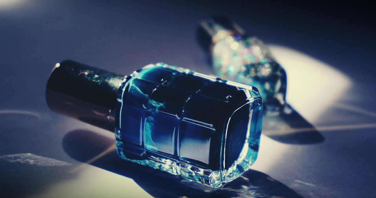 Granatowy lakier to propozycja dla każdej długości paznokcia / Suzy Hazelwood