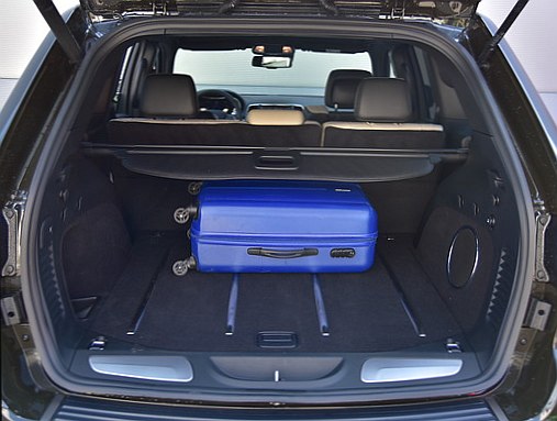 Grand Cherokee ma bagażnik o pojemności 457 litrów. Więcej oferują niektóre auta kompaktowe. /Motor