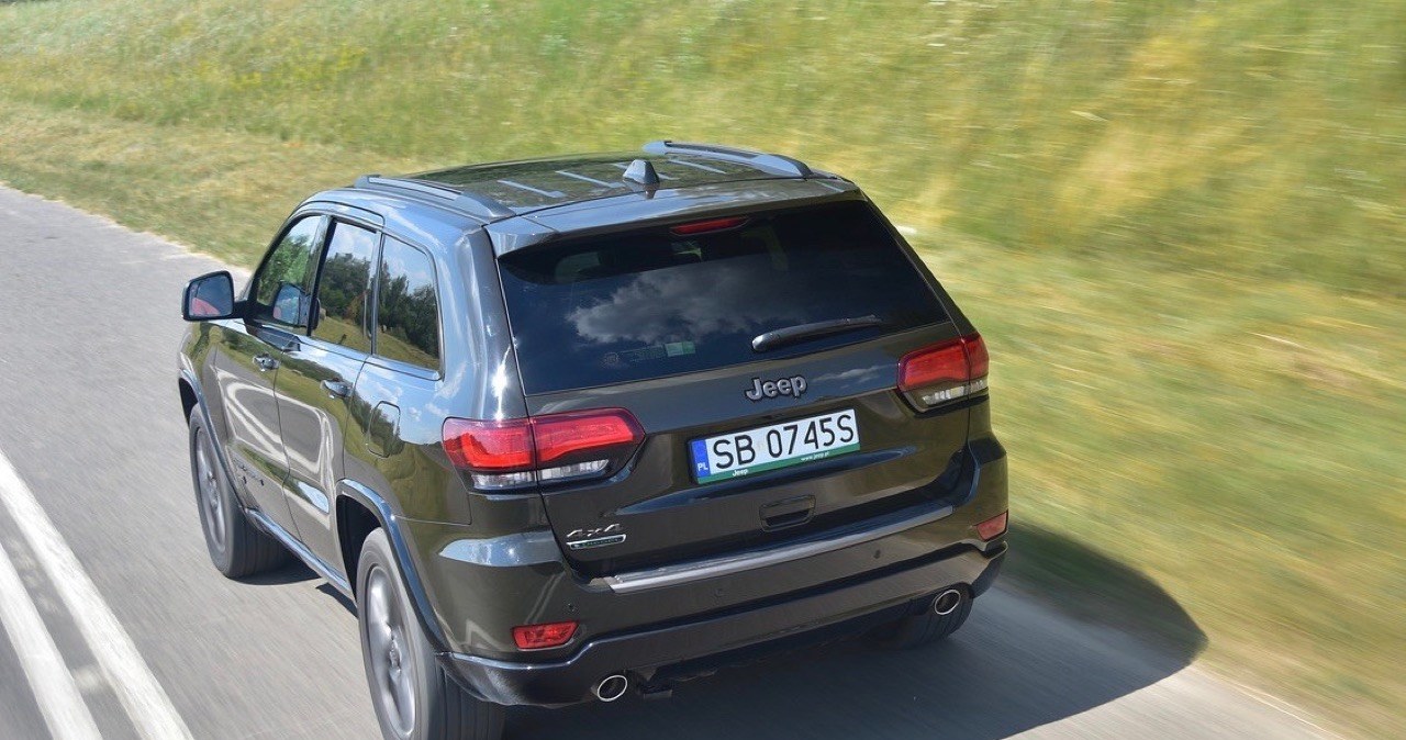 Grand Cherokee wygląda masywnie, ale na tle rywali nie wyróżnia się wymiarami. /Motor