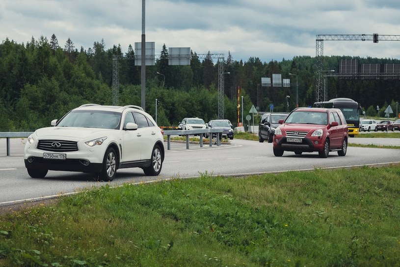 Granica fińsko-rosyjska pozostaje zamknięta, jednak auta z Rosji w tajemniczy sposób zniknęły /AFP