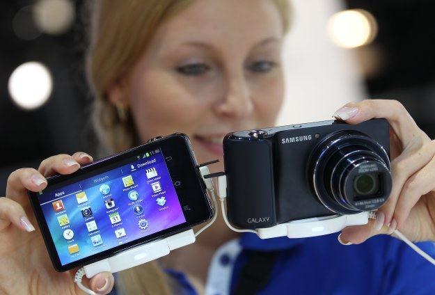 Granica między kompaktami i smartfonami zaczyna się zacierać. Na zdjęciu Samsung Galaxy Camera /AFP