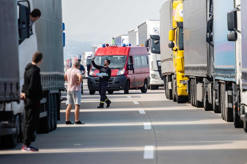 Granica Niemcy - Polska i 40-km kolejka aut po stronie niemieckiej /AFP