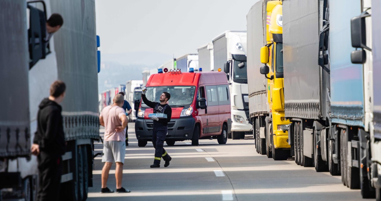 Granica Niemcy - Polska i 40-km kolejka aut po stronie niemieckiej /AFP