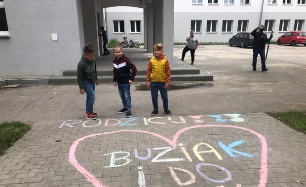 "Granica samodzielności" w łódzkiej podstawówce. Dzieci narysowały ją kredą