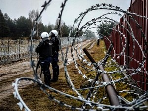 Granica z Białorusią. SG: Służby rzucały petardami hukowymi