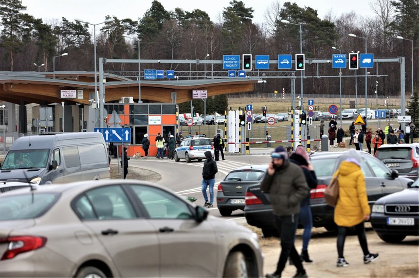 Granicę najłatwiej przekroczyć pieszo, ale wielu uchodźców przyjeżdża też samochodami /Paweł Dubiel / Polska Press /Agencja SE/East News