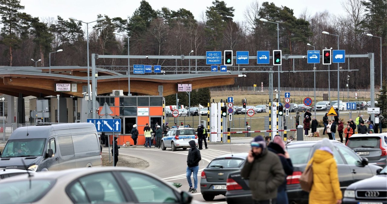 Granicę najłatwiej przekroczyć pieszo, ale wielu uchodźców przyjeżdża też samochodami /Paweł Dubiel / Polska Press /Agencja SE/East News