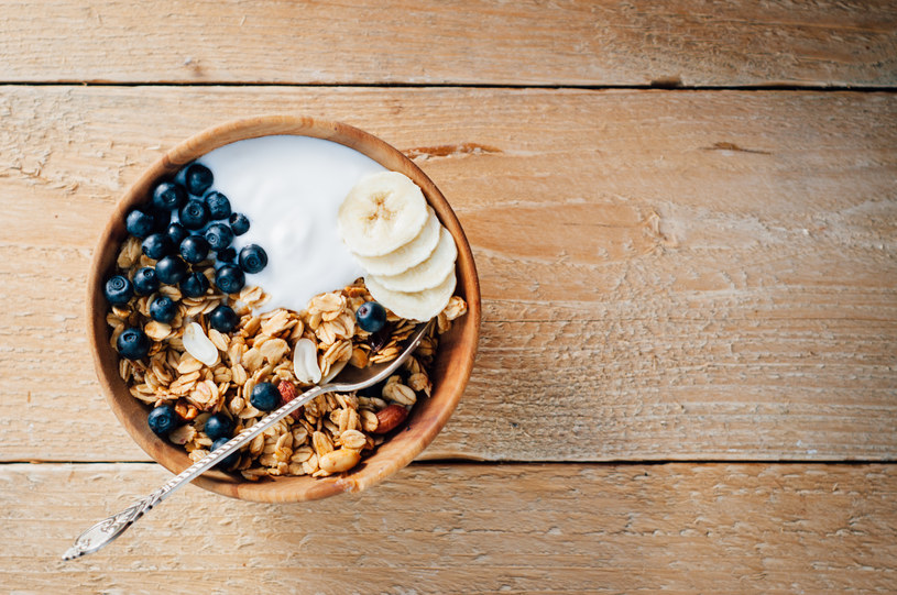Granola z orzechami to pomysł na urozmaicenie śniadań. Dodatkiem mogą być ulubione owoce, jogurt, czy mleko. /123RF/PICSEL