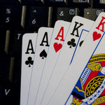 Grasz w pokera online? Ktoś może podglądać twoje karty!