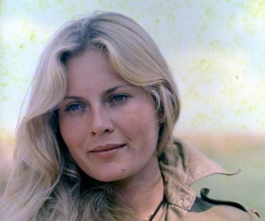 Grażyna Szapołowska, jedna z najpopularniejszych polskich aktorek ostatnich trzech dekad, w środę, 19 września, świętuje 65. urodziny. 

Urodziła się 19 września 1953 roku w Bydgoszczy. 24 lata później ukończyła warszawską PWST, a przez kolejnych siedem występowała w stołecznym Teatrze Narodowym.

Jeszcze w czasie studiów grywała epizody w serialach telewizyjnych (m.in. w "Czterdziestolatku" i "Lalce"). Jej debiutem na dużym ekranie była kreacja Jagody w polsko-jugosłowiańskim dramacie psychologicznym "Zapach ziemi" (1977).

Odważną obyczajowo rolę lesbijki Livii zagrała w 1982 roku w węgierskim filmie "Inne spojrzenie". W tym samym roku zagrała obok Jana Nowickiego w "Wielkim Szu". Przełom w jej karierze nastąpił w 1983, wraz z występem w popularnej komedii muzycznej "Lata dwudzieste... lata trzydzieste".

W latach 80. chętnie współpracowała z Krzysztofem Kieślowskim, co zaowocowało wspaniałymi rolami w "Bez końca" (1984)...

... oraz "Krótkim filmie o miłości" (1988). Za kreację w tym ostatnim otrzymała nagrodę Srebrnego Hugo na Międzynarodowym Festiwalu Filmowym w Chicago, została też nagrodzona za najlepszą rolę kobiecą na 13. Festiwalu Polskich Filmów Fabularnych w Gdyni.