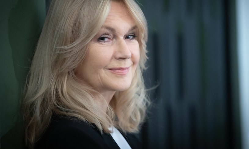 Grażyna Torbicka wygląda jak milion dolarów. Piękna dziennikarka postawiła na modną fryzurę dla pań po 60-tce w stylu curtain bangs /Jacek Dominski/ /East News