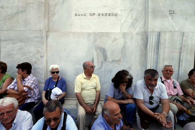 Greccy emeryci przed siedzibą Banku Grecji w Atenach /ARMANDO BABANI  /PAP/EPA