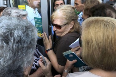Greccy emeryci ustawiają się w kolejkach do banków. Polska ambasada gromadzi gotówkę