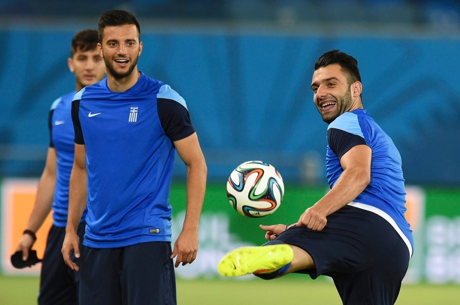 Greccy piłkarze przed meczem z Japonią /Vassil Donev (EPA) /PAP/EPA