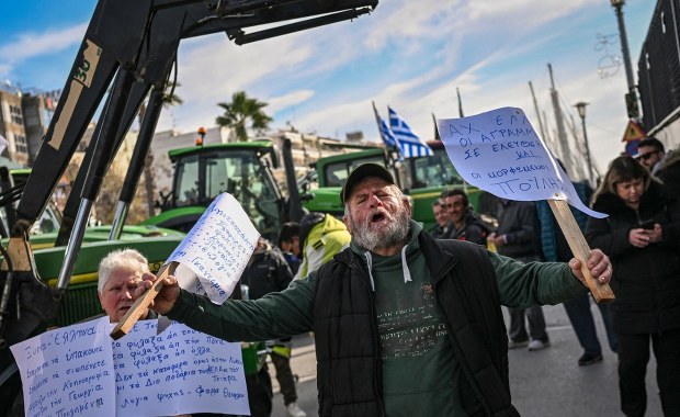 Greccy rolnicy blokują kraj. Feta znika z półek, lotniska zamknięte, a rząd bezradny