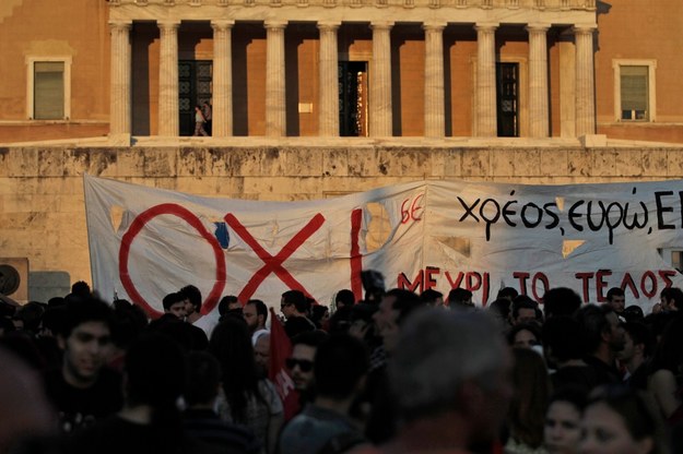Grecja: Demonstracja przeciwników oszczędności przed budynkiem parlamentu w Atenach /ORESTIS PANAGIOTOU /PAP/EPA