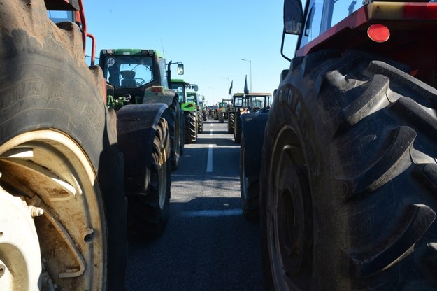 Grecja: Farmerzy zablokowali traktorami autostradę w proteście przeciw rosnącym cenom energii /EPA/APOSTOLIS DOMALIS /PAP/EPA