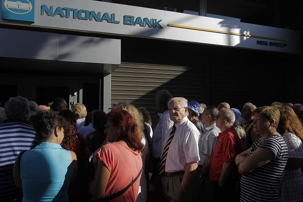Grecja: Kolejki przed bankomatem po tym, jak banki wprowadziły limity wypłat /EPA