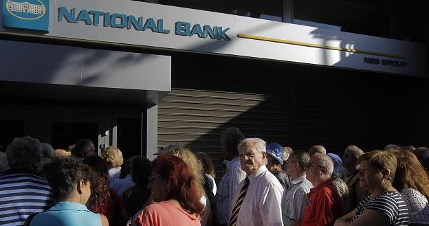 Grecja: Kolejki przed bankomatem po tym, jak banki wprowadziły limity wypłat /EPA