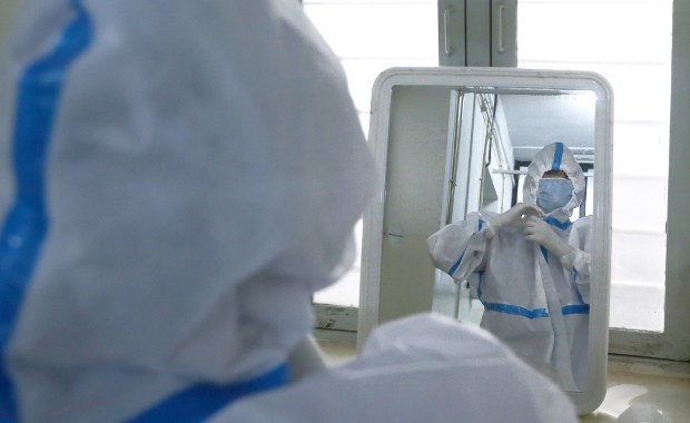 Grecja: Omikron wywołał lawinę infekcji. Zakażony co siódmy młody Grek