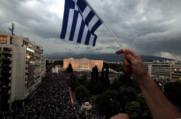 Grecja. Po protestach przeciwników zaciskania pasa przyszedł czas na demonstrację tych, którzy zgadzają się na dalsze oszczędności i chcą pozostania Grecji w strefie euro /SIMELA PANTZARTZI  /PAP/EPA
