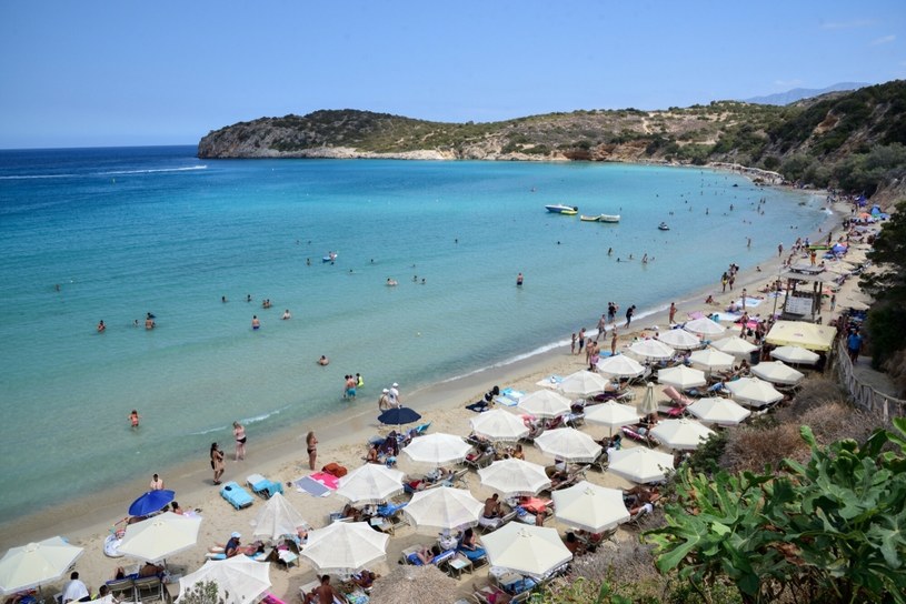 Grecja słynie z turkusowej wody i pięknych plaż. Od jakiegoś czasu jednak trudno było na nich znaleźć miejsce na spokojne plażowanie bez konieczności wynajęcia leżaków i parasoli. Teraz ma się to zmienić. /Bartlomiej Magierowski/EastNews /East News