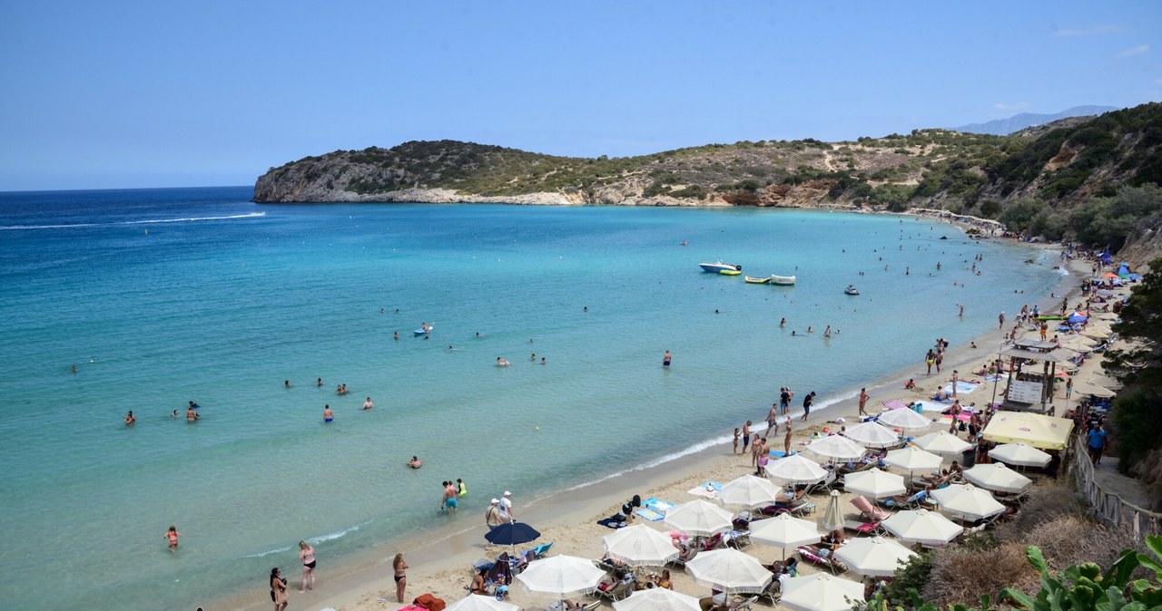 Grecja słynie z turkusowej wody i pięknych plaż. Od jakiegoś czasu jednak trudno było na nich znaleźć miejsce na spokojne plażowanie bez konieczności wynajęcia leżaków i parasoli. Teraz ma się to zmienić. /Bartlomiej Magierowski/EastNews /East News