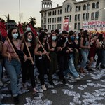 Grecja: Starcia antyszczepionkowców z policją w Salonikach. Użyto gazu łzawiącego i armatek wodnych 