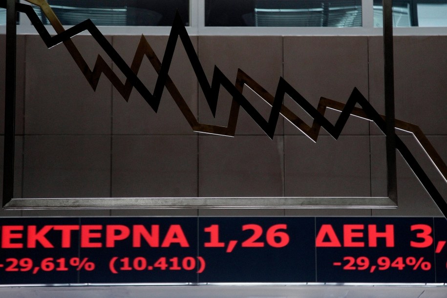 Grecja: W pierwszym dniu po ponownym otwarciu giełdy spadek o 16,2 proc. /ALEXANDROS VLACHOS /PAP