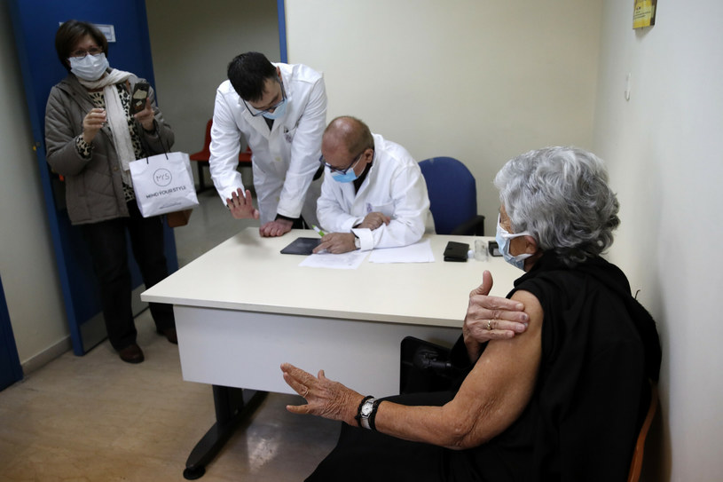Grecja wprowadziła obowiązek szczepień dla wszystkich powyżej 60. roku życia /AP/Associated Press /East News