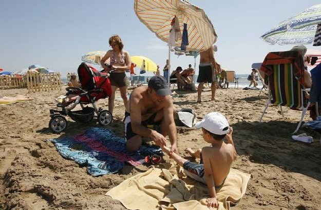 Grecję co roku odwiedza ok. 18 milionów zagranicznych turystów /AFP