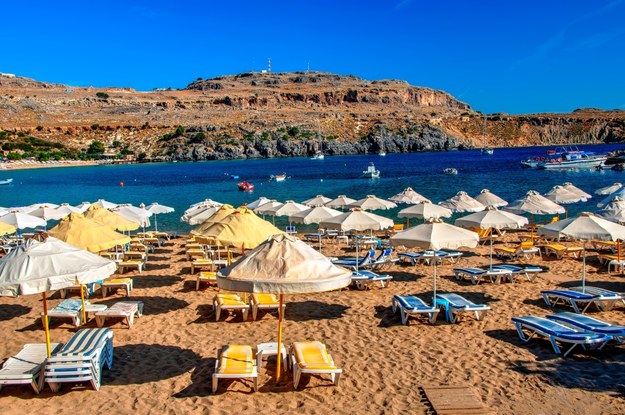 Grecka plaża na zdjęciu ilustracyjnym /Shutterstock