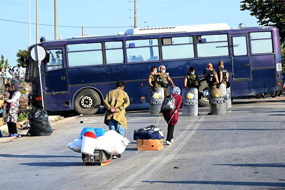 Grecka policja zaczęła w czwartek akcję przenoszenia tysięcy migrantów ze spalonego obozu Moria do nowego obozu na wyspie Lesbos /VANGELIS PAPANTONIS /PAP/EPA