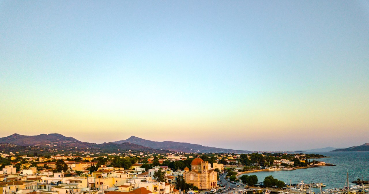 Grecka wyspa Egina leży blisko Aten, ale nie jest zatłoczona przez turystów. Wypoczywają tam głównie lokalsi /Pixel