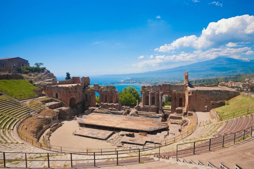 Grecki amfiteatr w sycylijskiej Taorminie, w tle wulkan Etna /123RF/PICSEL