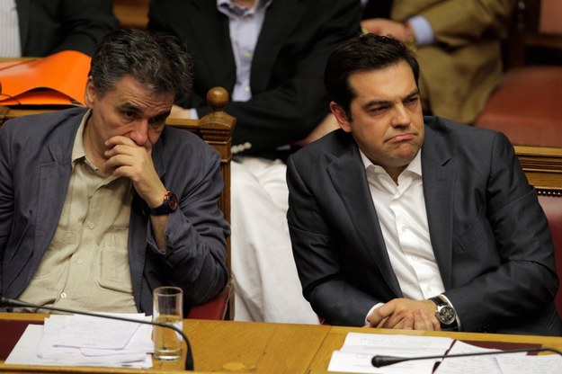 Grecki minister finansów Euclid Tsakalotos i premier Aleksis Cipras podczas nocnego posiedzenia parlamentu /ORESTIS PANAGIOTOU /PAP/EPA