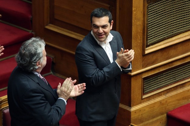 Grecki parlament z premierem na czele poparł porozumienie /ALEXANDROS BELTES  /PAP