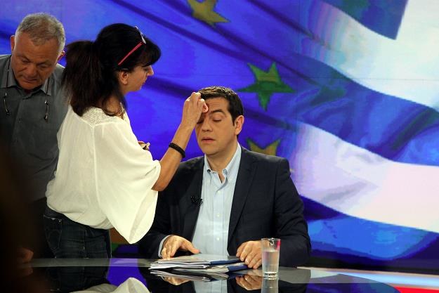 Grecki premier Aleksis Cipras w studiu telewizji ERT. Pudrowanie  sytuacji nie jest już możliwe... /EPA