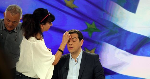 Grecki premier Aleksis Cipras w studiu telewizji ERT. Pudrowanie  sytuacji nie jest już możliwe... /EPA