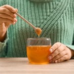 ocet jabłkowy Grecki sposób na odporność i trawienie. Jak działa i jak zrobić oxymel, czyli kwaśny miód?