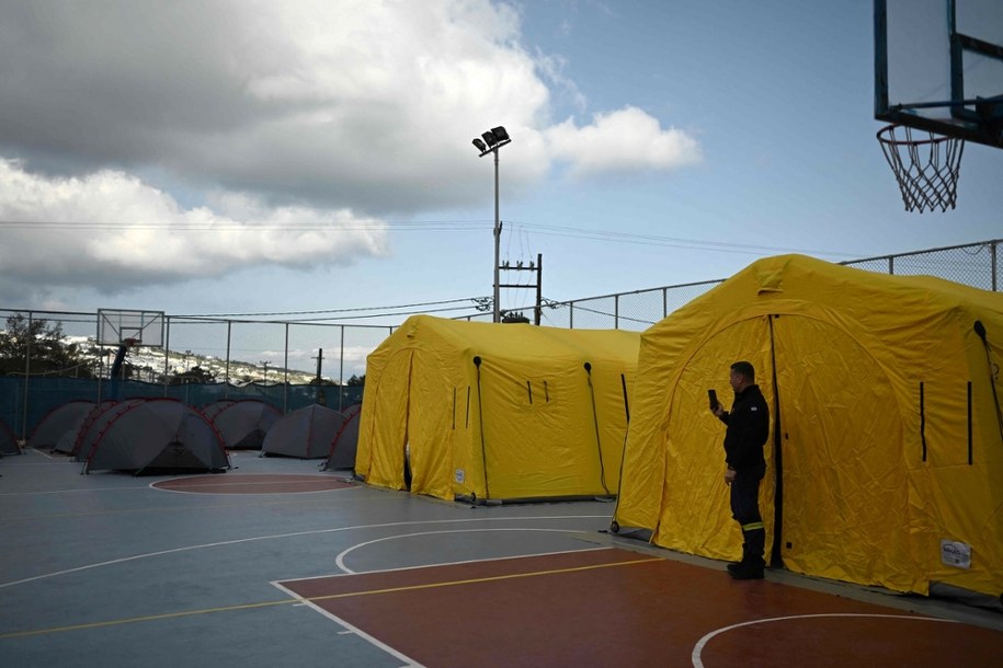 Grecki strażak przy namiotach rozstawionych dla ratowników przebywających w Firze /ARIS MESSINIS / AFP /East News