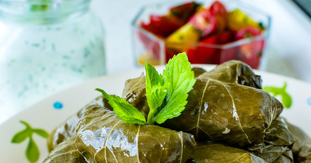 Greckie dolmades robi się z kiszonych liści winogron. /123RF/Picsel, 123RF/Picsel /Pixel