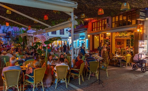 Greckie restauracje i hotele w desperackiej potrzebie. 80 tys. wolnych miejsc pracy